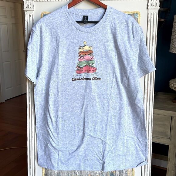 Gildan Gray/Grey Graphic T-Shirt with Crocs Christmas Tree NWOT - Picture 2 of 2